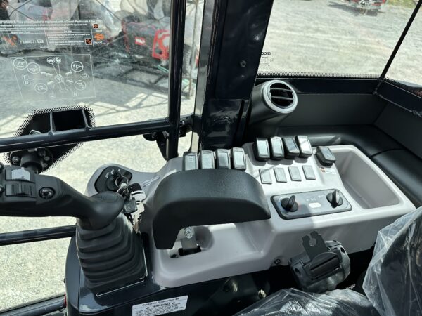 2024 R640 (FORMER RENTAL) - Image 12